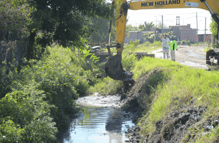 Avanza la limpieza del canal de LaOlla para prevenir anegamientos