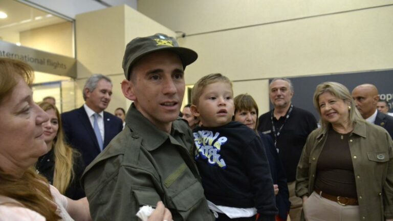 Nahuel Gallo llegó a la Argentina tras 448 días de detención en Venezuela: así fue el reencuentro con su hijo