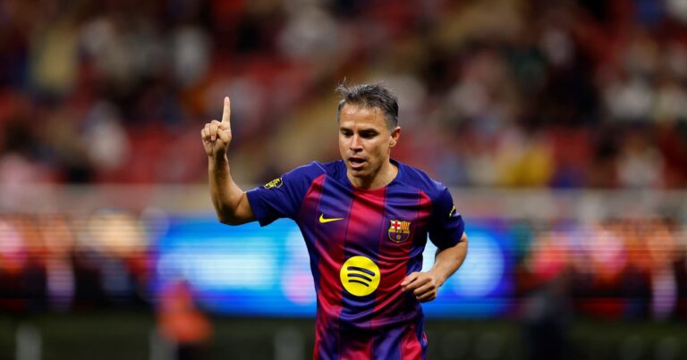 Y si lo llama Coudet?: Javier Saviola, crack a los 44 años, le metió dos golazos al Real Madrid con las leyendas del Barcelona en México