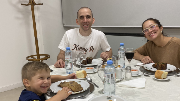 La primera cena de Nahuel gallo con su familia tras regresar al país: Qué comida pidió?
