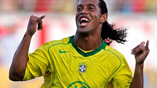 Ronaldinho encabeza una reunión de leyendas que el fútbol todavía extraña