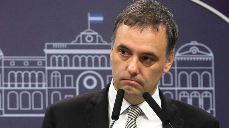 De «deslomarse en Nueva York» a pedir disculpas: crece el escándalo por los viajes de Adorni y el uso del avión presidencial