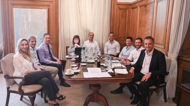 En medio de las polémicas, el Gobierno reagrupa a su mesa política para ordenar la estrategia