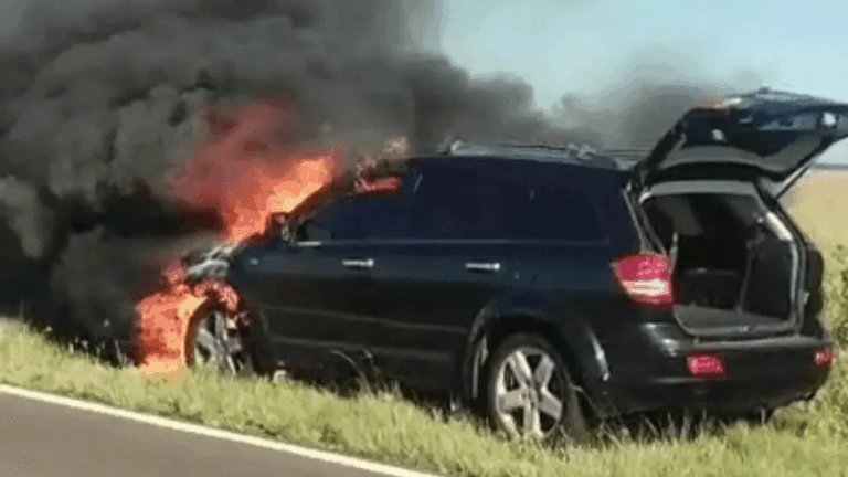 Se incendió un auto por una falla eléctrica en la Ruta 14.