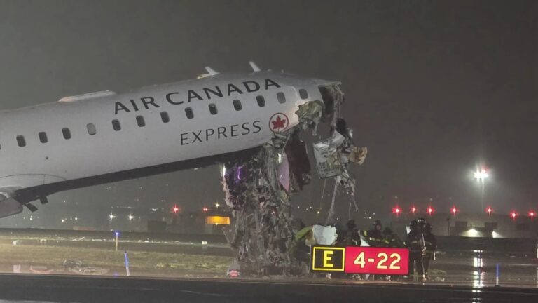 Nueva York: un avión de Air Canada chocó contra un camión de bomberos en el aeropuerto LaGuardia