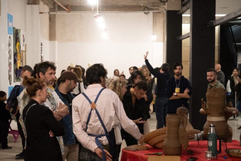 Logotipo de la Feria de Arte Contemporáneo de Corrientes, ArteCo, sobre fondo neutro.
