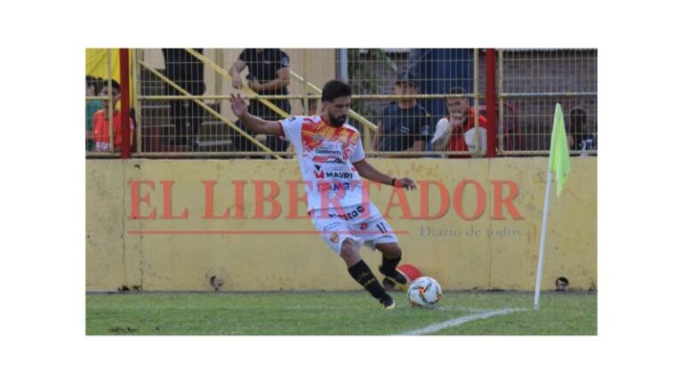Saúl Abecasis, volante de Boca Unidos, durante un partido de fútbol.
