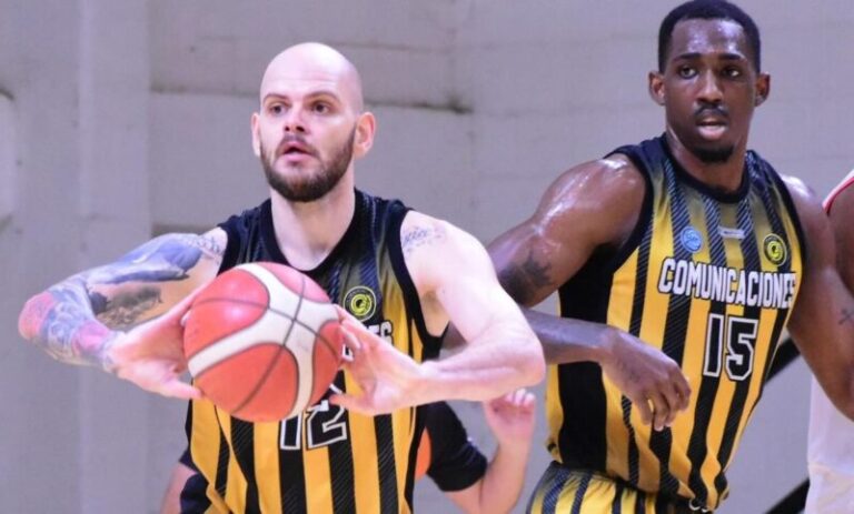 Jugadores de Comunicaciones de Mercedes en partido de básquetbol de la Liga Argentina.