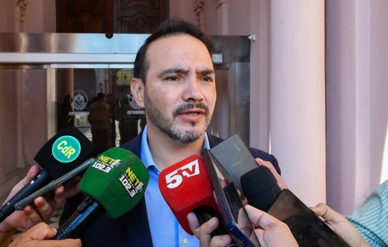 Gobernador Juan Pablo Valdés durante una conferencia de prensa.