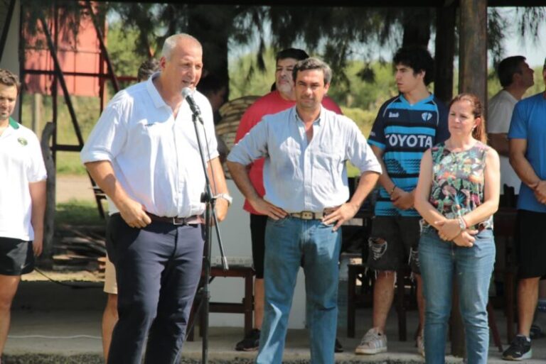 Autoridades durante el acto inaugural del Torneo de Desarrollo de Rugby en Curuzú Cuatiá