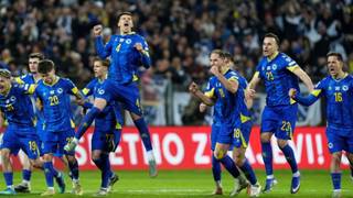 Jugadores de Bosnia-Herzegovina celebran su clasificación al Mundial tras vencer a Italia en penales.