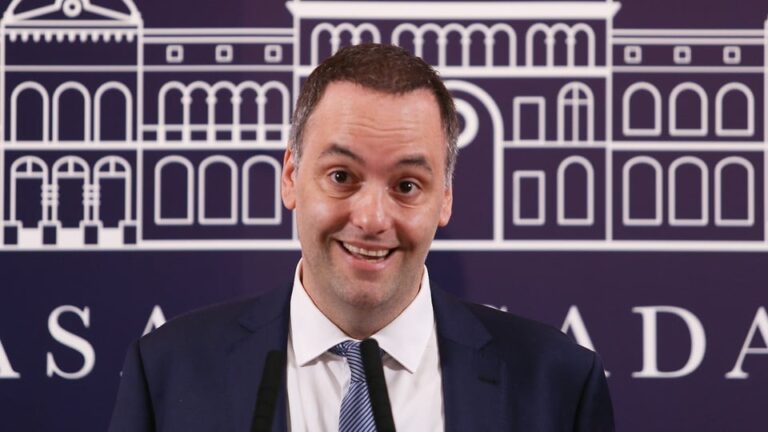 El Gobierno busca mejorar la percepción pública de Adorni