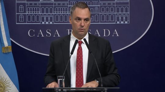 Caruso critica la estrategia de Adorni tras las denuncias