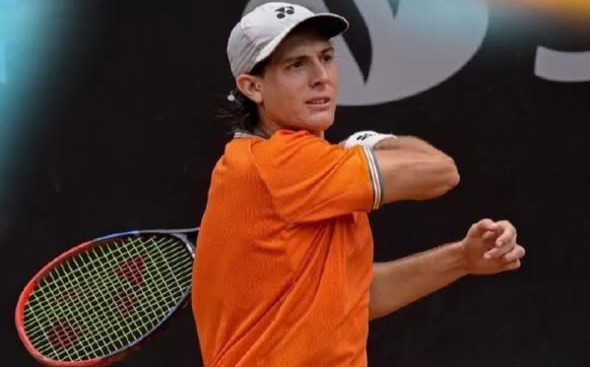 Lautaro Midón, tenista correntino, en acción durante un partido de tenis.