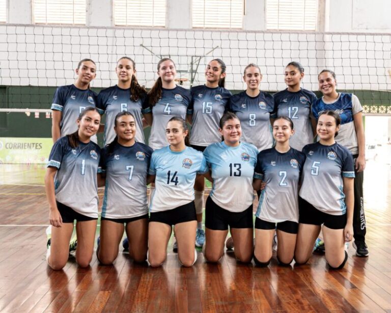 Equipos de vóleibol del Club de Regatas Corrientes, campeones provinciales Sub18 femenino y masculino.
