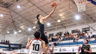 Jugadores de San Lorenzo de Monte Caseros y Córdoba de Corrientes durante el partido de básquet en el CEF Monte Caseros.