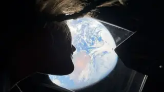 Fotografía de la Tierra vista desde el espacio, captada por la misión Artemis II de la NASA.