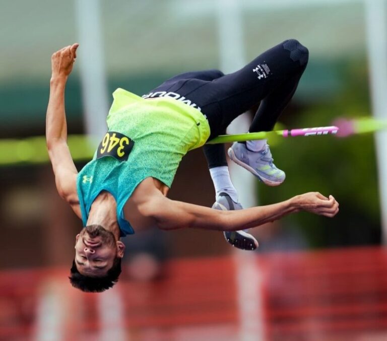Atletas compitiendo en la Copa Nacional de Clubes de Atletismo en el CENARD.