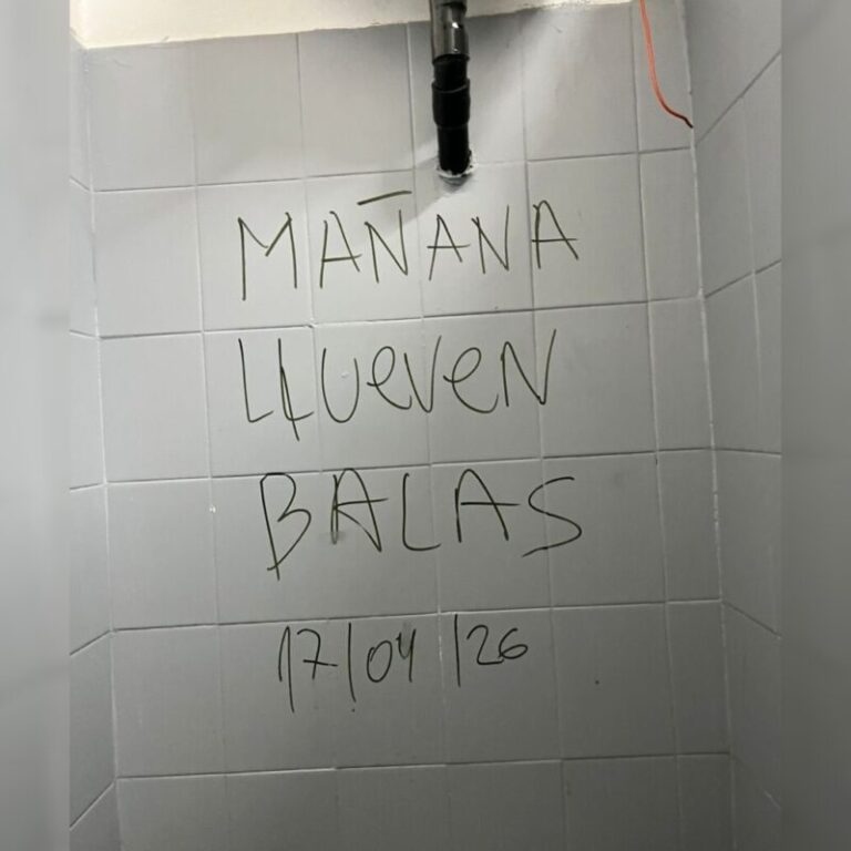 Agente de policía conversando con estudiante frente a institución escolar en Corrientes