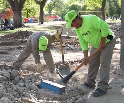 Trabajos de construcción y renovación en las veredas e iluminación del Parque Mitre, Corrientes