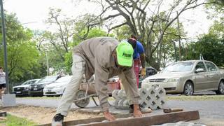 Trabajos de renovación en veredas y senderos del Parque Mitre, Corrientes
