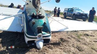 Fotografía de la avioneta que realizó el aterrizaje de emergencia en un campo de San Cosme, Corrientes.
