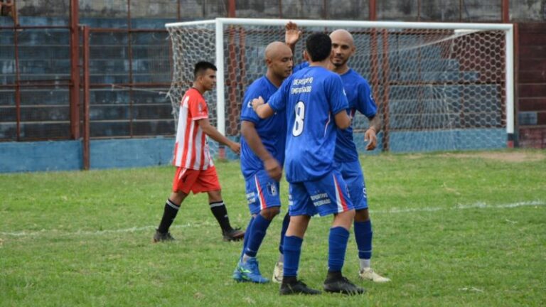 Celebración de jugadores de fútbol en un partido del torneo Provincial de Clubes de Corrientes