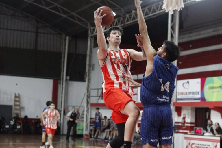 Jugadores de básquet en acción durante un partido del torneo capitalino en Corrientes