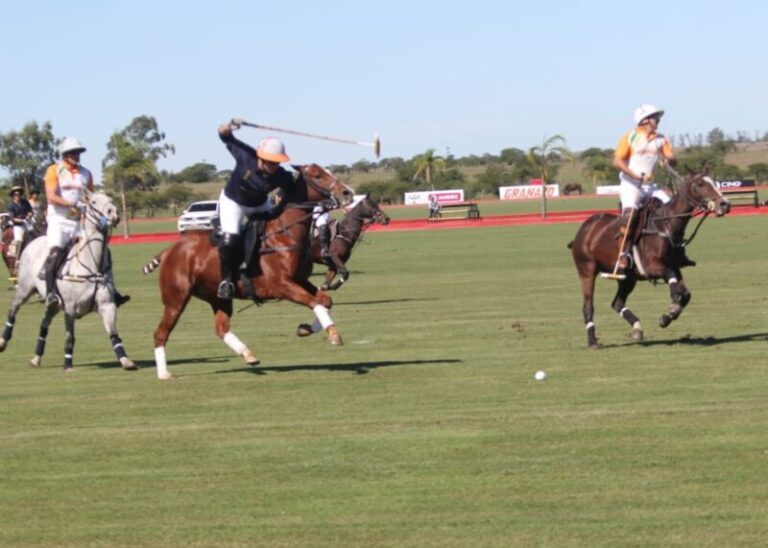 Partido de polo en el Cuarto Rincón Polo Club durante el Campeonato Argentino del Interior