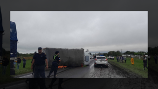 Accidente vial en la Ruta Provincial 27, Corrientes, con vehículos involucrados y personal de emergencia en el lugar.