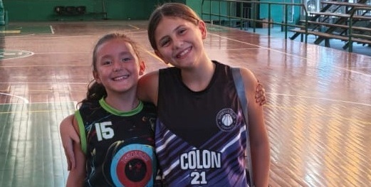 Cala Alonso y Joaquina Ferro, jugadoras de básquet del Club Colón de Corrientes.