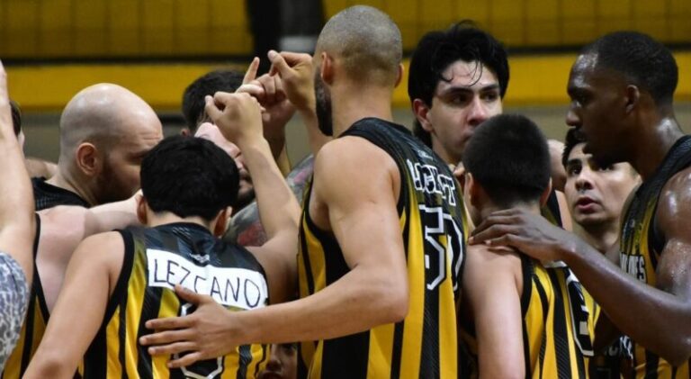 Jugadores de Comunicaciones y Barrio Parque en partido de básquet de la Liga Argentina