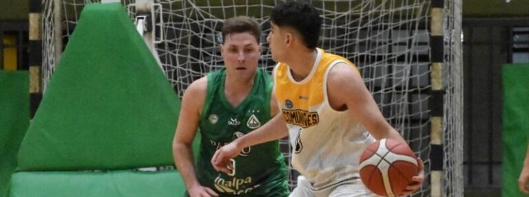 Jugadores de Comunicaciones de Mercedes en partido de Liga Argentina