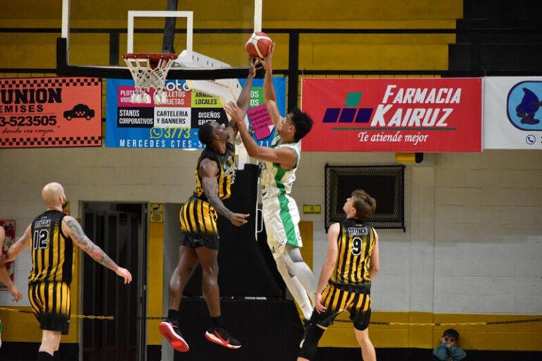 Jugadores de Comunicaciones de Mercedes en un partido de la Liga Argentina