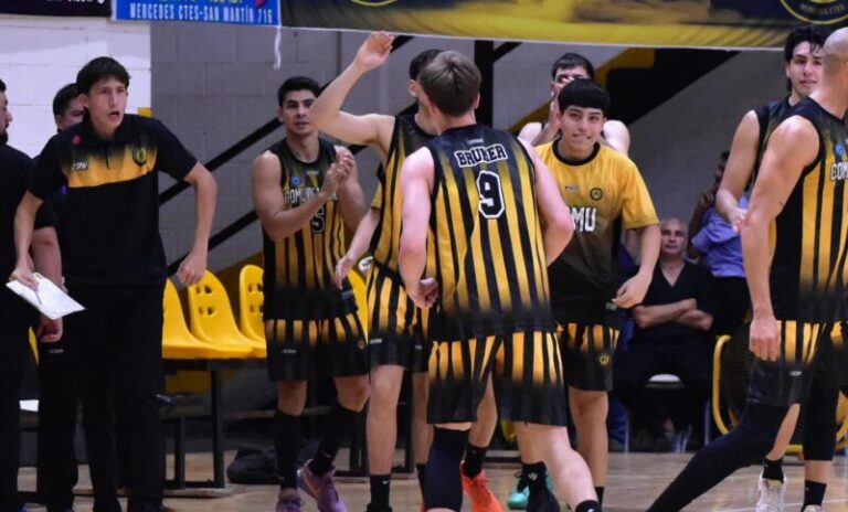 Jugadores de Comunicaciones de Mercedes en acción durante un partido de básquet.