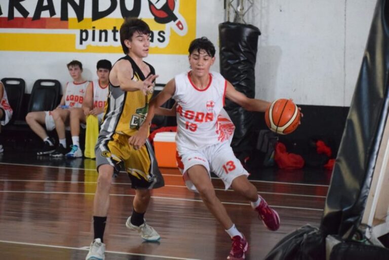 Jugadores de básquet juvenil durante un partido del Torneo Prefederal Formativo en Corrientes