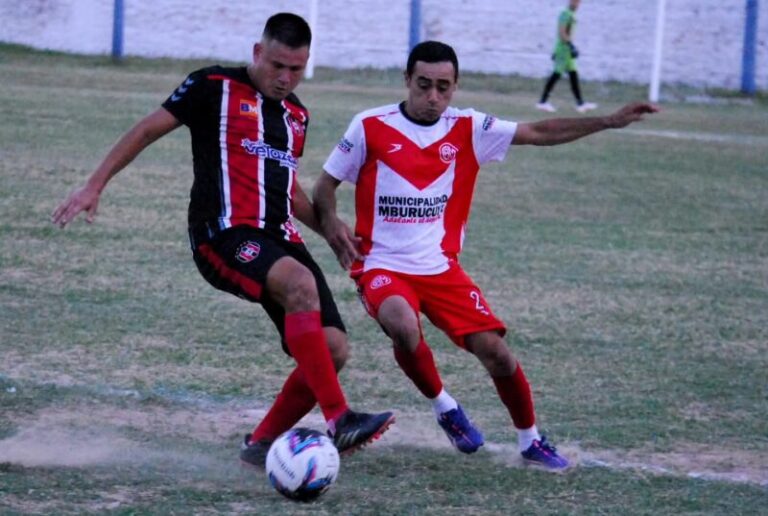 Fútbol de la Liga Correntina, acción en la cancha de Mburucuyá.
