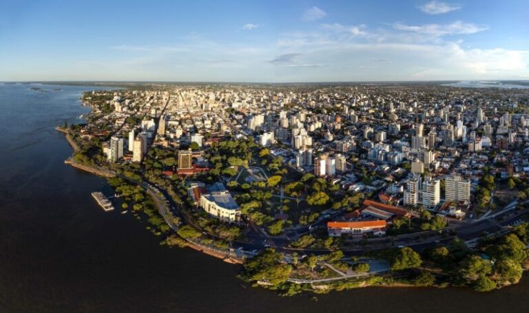 Vista panorámica de la ciudad de Corrientes junto al río Paraná, en el día de su 438 aniversario.
