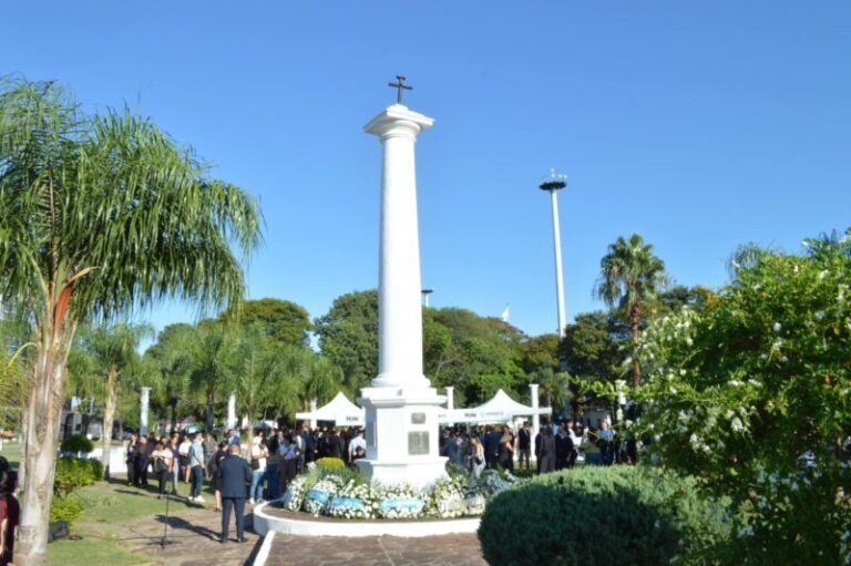 Autoridades y alumnos durante el acto del 438° aniversario de la ciudad de Corrientes.
