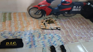 Efectivos policiales durante un procedimiento de allanamiento en Corrientes