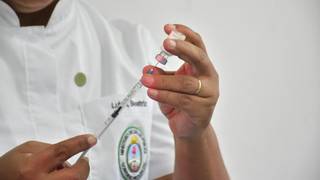 Personal de salud aplicando una vacuna en la Estación Saludable de plaza Cabral, Corrientes.