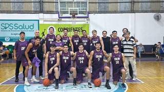 Acción de juego del torneo de pretemporada de básquet en Corrientes
