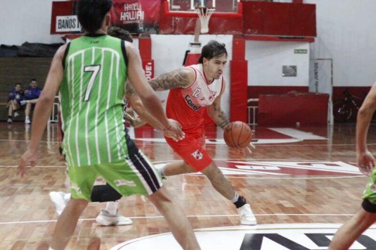 Jugadores de básquet en acción durante un partido del torneo de pretemporada en Corrientes