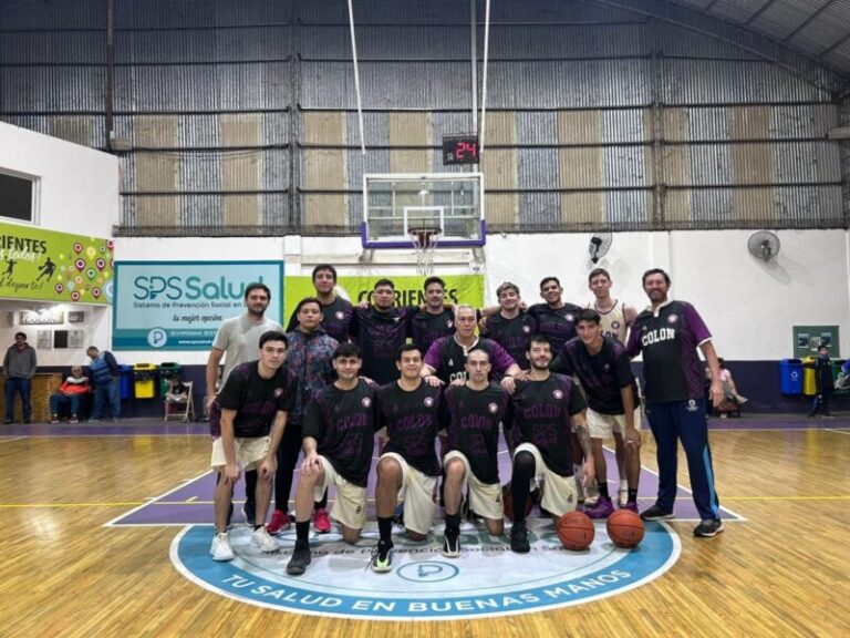 Jugadores de básquet del Deportivo Colón en acción durante el partido contra San Martín en Corrientes.