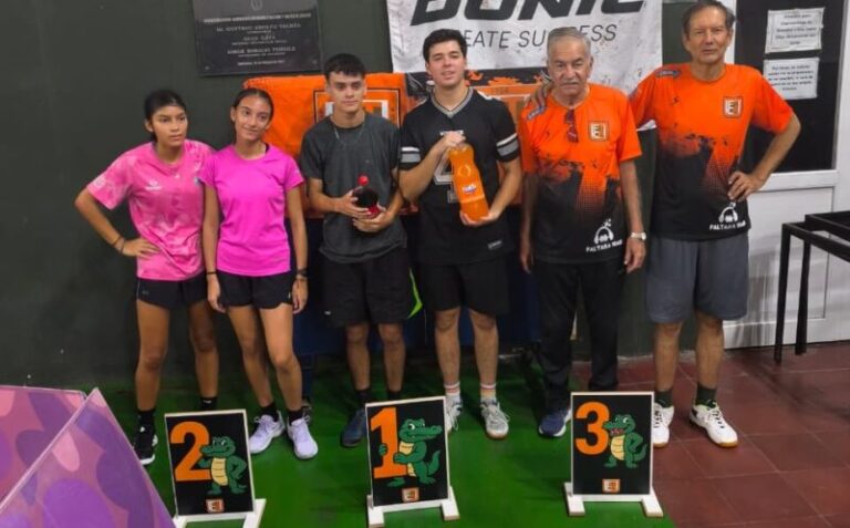 Jugadores del Club de Regatas Corrientes en el Torneo Día Mundial del Tenis de Mesa en el Albergue Deportivo de Corrientes