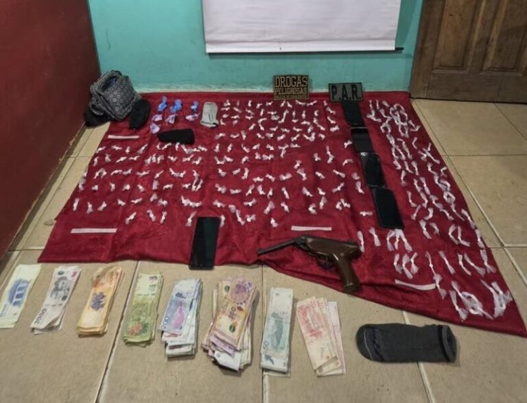 Efectivos policiales durante un procedimiento de allanamiento en un barrio de Corrientes