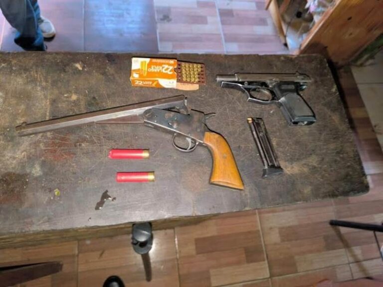 Efectivos de seguridad durante un procedimiento en Santo Tomé, Corrientes