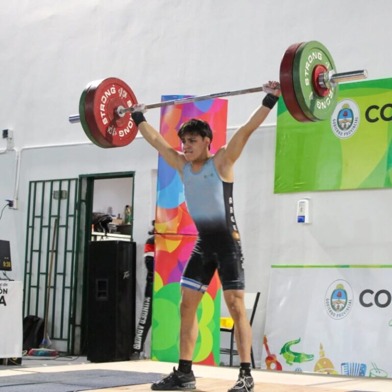 El atleta correntino Domingo Meza entrenando levantamiento de pesas