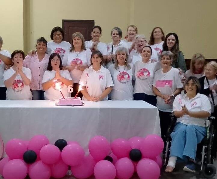 Voluntarias de Doná Cabello en Corrientes mostrando una de las pelucas confeccionadas