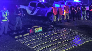 Efectivos de Gendarmería realizan un control de carretera en la Ruta 12, Corrientes.
